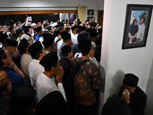 FOTO: Rumah Duka Gus Sholah Terus Dipadati Pelayat FOTO: Rumah Duka Gus Sholah Terus Dipadati Pelayat
