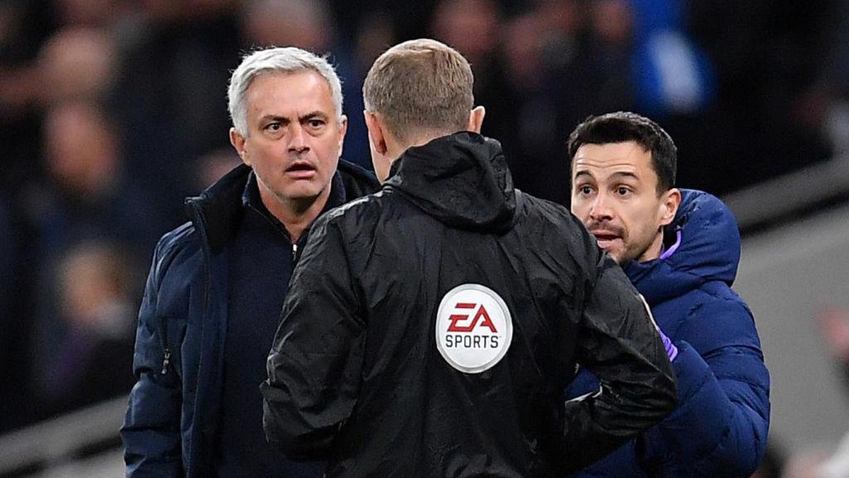 Jose Mourinho bereaksi di laga Tottenham Hotspur vs Manchester City. (Foto: Justin Setterfield/Getty Images)