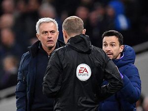 Mourinho: Sterling Seharusnya Dikartu Merah