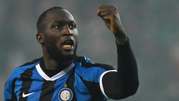 UDINE, ITALY - FEBRUARY 02:  Romelu Lukaku of FC Internazionale  celebrates after scoring his team second goal during the Serie A match between Udinese Calcio and  FC Internazionale at Stadio Friuli on February 2, 2020 in Udine, Italy.  (Photo by Alessandro Sabattini/Getty Images)