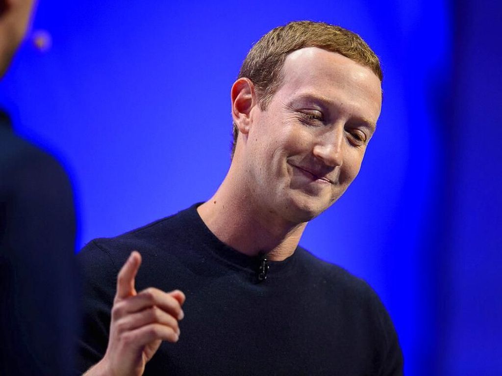 Viral, Wajah Mirip Joker Mark Zuckerberg Saat Berselancar di Siang Bolong
