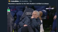 Salah satu kreasi netizen dalam memaknai senyuman Mourinho. (Foto: screenshot Internet/Twitter)