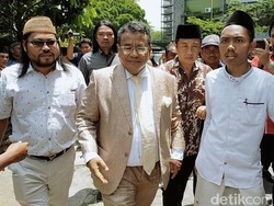 Viral di Pemakaman Gus Sholah, Hotman Paris Bikin Video Pindah Agama?