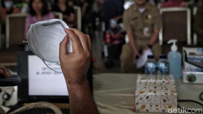 Sejumlah warga mengikuti penyuluhan antisipasi virus Corona di kawasan Apartemen Meditarenia Marina dan Apartemen Baywalk, Jakarta Utara, Senin (3/2). Kegiatan tersebut bertujuan memberitahu kepada warga tentang bahaya virus Corona dan cara mengantisipasinya.