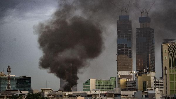 Asap Hitam Pekat Membubung Tinggi di Ruko Tekstil Tanah Abang