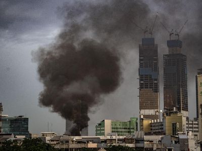 Asap Hitam Pekat Membubung Tinggi di Ruko Tekstil Tanah Abang