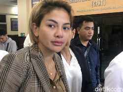 Mata Nikita Mirzani Sembab saat Dilimpahkan ke Kejaksaan, Kenapa?