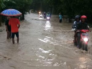 Kali di Bojonegoro Meluap hingga Genangi Jalan dan Rumah Warga