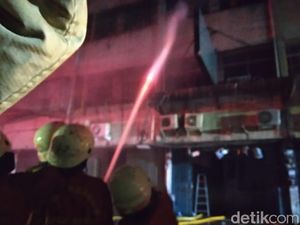 Damkar Kesulitan Sumber Air, Api di Ruko Tekstil Tanah Abang Belum Padam