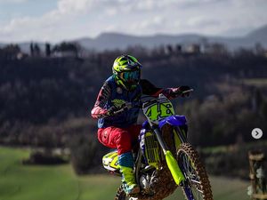 Valentino Rossi Terbang Pakai Motor Motocross