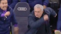 Foto gerak-gerik Mourinho yang satu ini pun ramai di Twitter. Sangat mungkin adegan tersebut akan menghiasi jagat meme di kemudian hari. (Foto: screenshot Internet/Twitter)