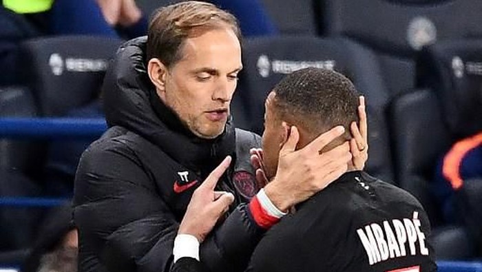 Paris Saint-Germains French forward Kylian Mbappe (R) speaks with Paris Saint-Germains German coach Thomas Tuchel as he leaves the pitch after his substitution during the French L1 football match between Paris Saint-Germain (PSG) and Montpellier Herault SC at the Parc des Princes stadium in Paris, on February 1, 2020. - Paris Saint-Germain coach Thomas Tuchel admitted Neymars latest lavish birthday celebrations were a 