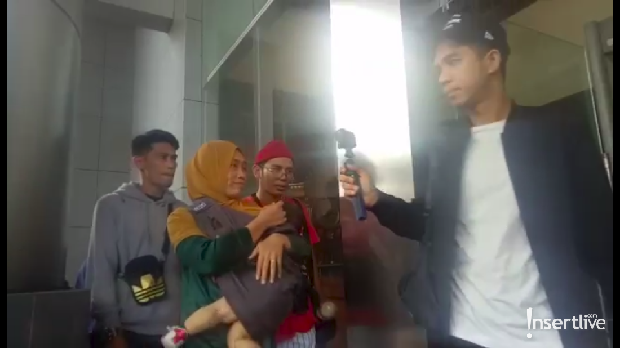 Arkana ketika berada di pelukan baby sitter ketika Nikita di tahan di Polres Jaksel