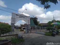 Gus Sholah Wafat, Belasan Sekolah Yayasan Hasyim Asyari Diliburkan