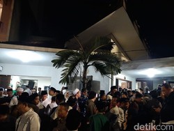 Pelayat Gelar Salat Jenazah untuk Gus Sholah di Rumah Duka