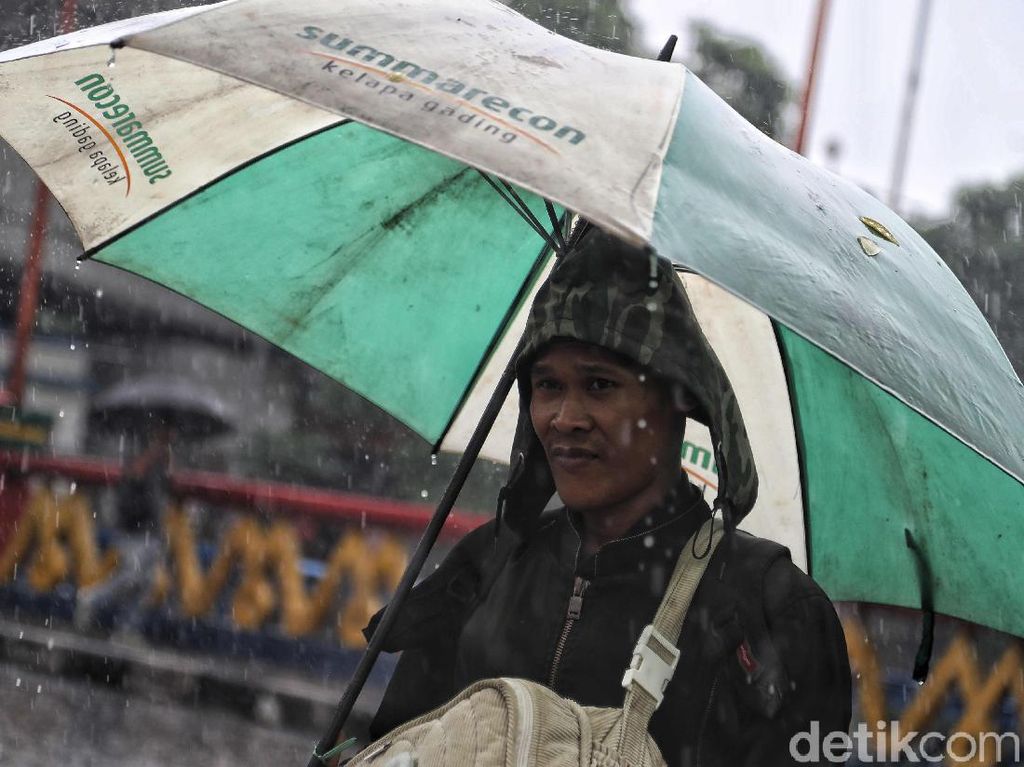 55 RW di Jakarta Terendam, Waspadai 5 Ancaman Penyakit Saat Banjir
