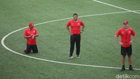 Pelatih Persija, Sergio Farias, terlihat memimpin langsung di lapangan, dibantu oleh para asistennya.