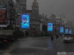 Tips Berkendara Saat Hujan, Perhatikan Batas Kecepatan dan Jarak Pengereman