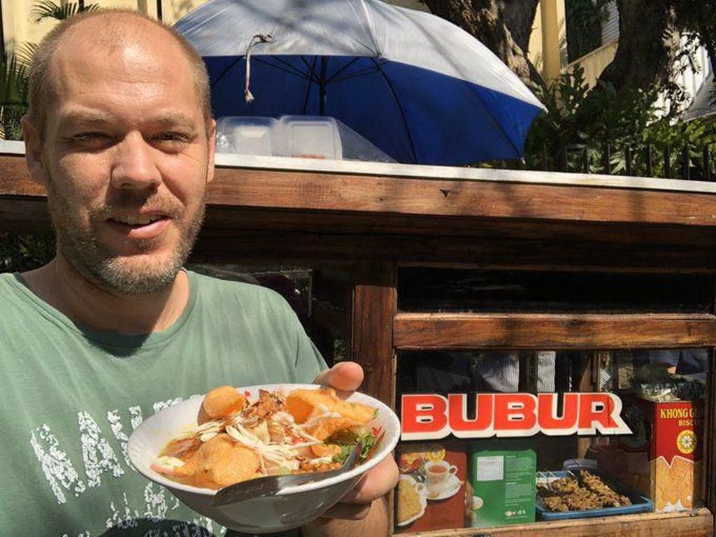 Kepincut Makanan Indonesia, 5 Bule Ini Lahap Bubur Ayam hingga Pete