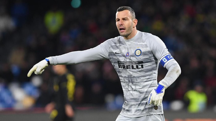 NAPLES, ITALY - JANUARY 06: Samir Handanovic player of FC Internazionale during the Serie A match between SSC Napoli and FC Internazionale at Stadio San Paolo on January 06, 2020 in Naples, Italy. (Photo by Francesco Pecoraro/Getty Images)