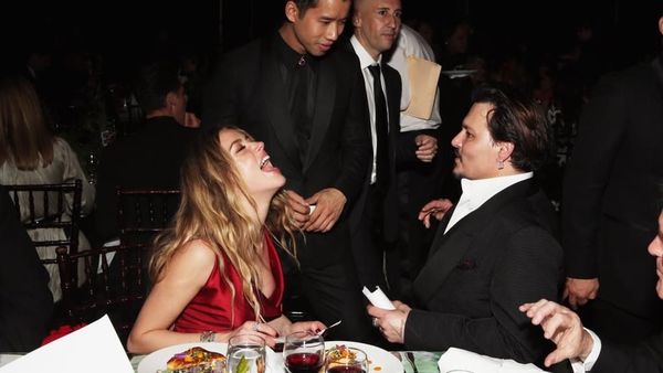 Lihat Lagi Gaya Keren Johnny Depp Saat Ngopi dan Ngemil Cokelat