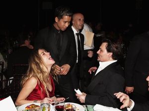 Lihat Lagi Gaya Keren Johnny Depp Saat Ngopi dan Ngemil Cokelat