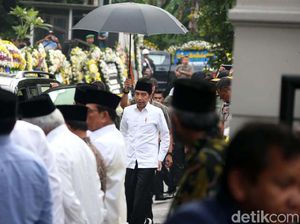 Sampaikan Rasa Duka, Jokowi-JK Melayat Almarhum Gus Sholah Sampaikan Rasa Duka, Jokowi-JK Melayat Almarhum Gus Sholah