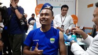 Terlihat sejumlah pemain dan ofisial tim satu persatu masuk ke dalam ruangan vaksin.