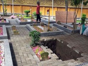 Ini Liang Lahat untuk Pemakaman Gus Sholah Ini Liang Lahat untuk Pemakaman Gus Sholah