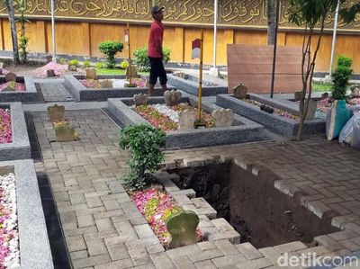 Ini Liang Lahat untuk Pemakaman Gus Sholah