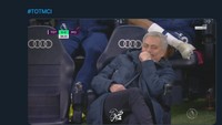 Gaya santuy Mourinho ini ramai jadi meme. (Foto: screenshot Internet/Twitter)