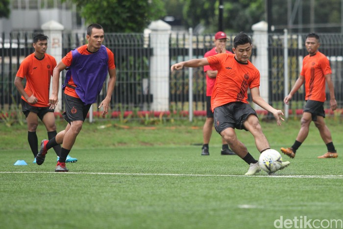 Persija Jakarta terus menggeber latihan menyambut Liga 1 2020. Dua pemain anyar mereka, Marco Motta dan Marc Klok sudah ikut dalam sesi pagi ini.