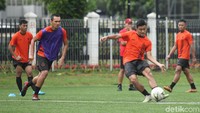 Lima belas menit berselang, sesi pagi pun dimulai.