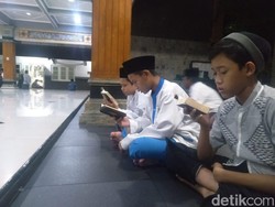 Gus Sholah Wafat, Santri Tebuireng Baca Al-Quran Berjemaah