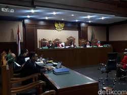 Saksi Cerita Atur Harga Barang Alkes di Sidang Wawan
