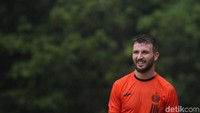 Sesekali Motta juga melemparkan senyum saat jalani latihan.
