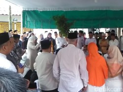 Tangis Khofifah Pecah saat Beri Sambutan di Pemakaman Gus Sholah