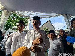 Momen Presiden Jokowi Melayat ke Rumah Duka Gus Sholah