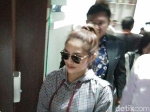 Siti Badriah Datangi Polda Jatim Diperiksa soal Kasus MeMiles