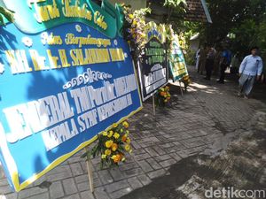 Karangan Bunga Berdatangan ke Ponpes, Mulai Risma, Anis Baswedan hingga Moeldoko Karangan Bunga Berdatangan ke Ponpes, Mulai Risma, Anis Baswedan hingga Moeldoko
