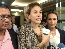 Fitri Salhuteru Emosi Disebut Eksploitasi Anak Nikita Mirzani