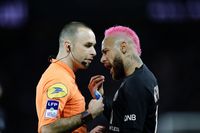 Neymar dikartu karena rainbow flick