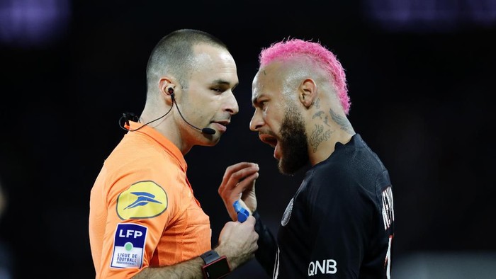 PSGs Neymar talks with French referee Jerome Brisard during the French League One soccer match between Paris-Saint-Germain and Montpellier at the Parc des Princes stadium in Paris, Saturday Feb. 1, 2020. (AP Photo/Christophe Ena)