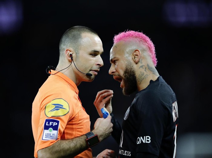 PSG's Neymar talks with French referee Jerome Brisard during the French League One soccer match between Paris-Saint-Germain and Montpellier at the Parc des Princes stadium in Paris, Saturday Feb. 1, 2020. (AP Photo/Christophe Ena)