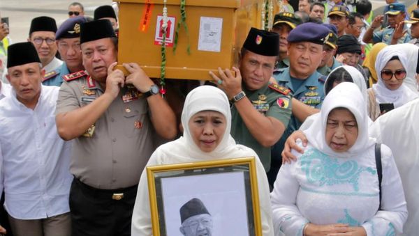 Momen Jenazah Gus Sholah Tiba di Bandara Juanda