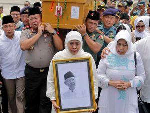 Momen Jenazah Gus Sholah Tiba di Bandara Juanda Momen Jenazah Gus Sholah Tiba di Bandara Juanda