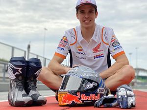 Siap Tempur, Alex Marquez Pamer Helm MotoGP