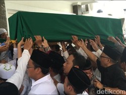 Tiba di Tebuireng, Jenazah Gus Sholah Disambut Ribuan Santri dan Petakziah