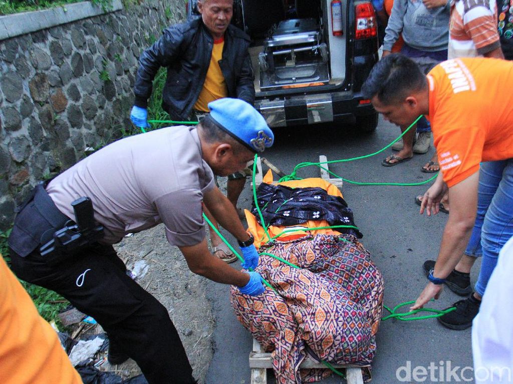 Jasad Edward yang Dibunuh Pegawai Ramen Dikebumikan di Cimahi Jasad Edward yang Dibunuh Pegawai Ramen Dikebumikan di Cimahi