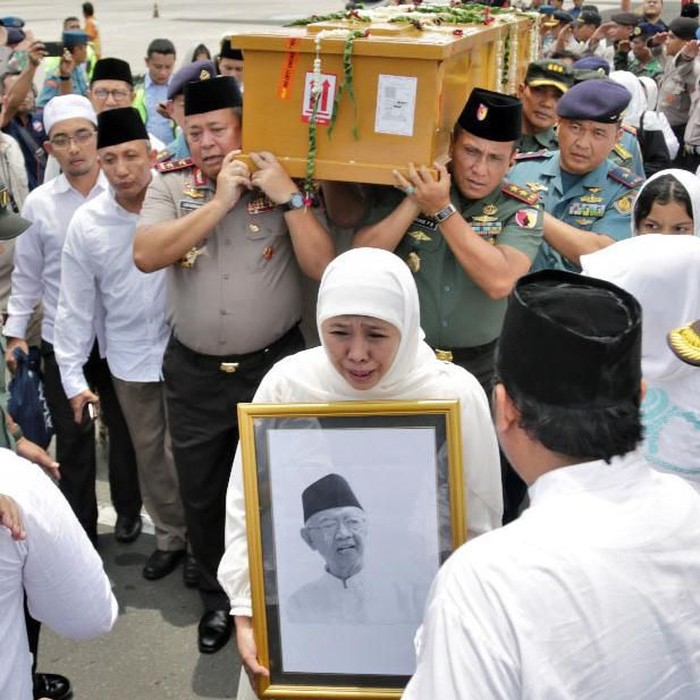Khofifah tampak menangis membawa foto Gus Sholah (Foto: Istimewa)